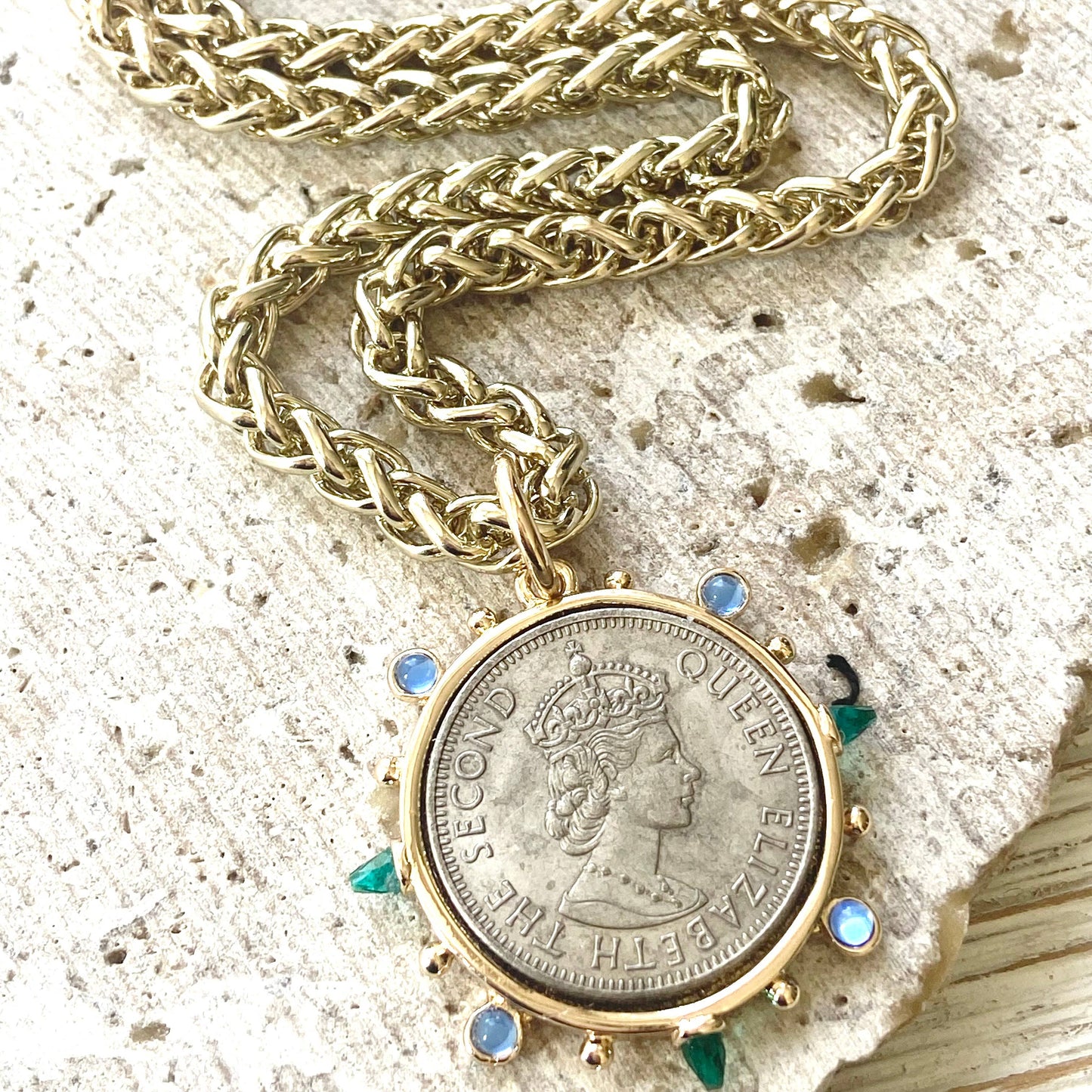 Queen Horse England Royal Family coin jewelry necklace Kande