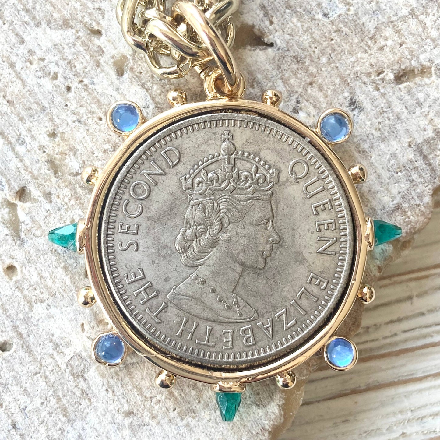 Queen Horse England Royal Family coin jewelry necklace Kande