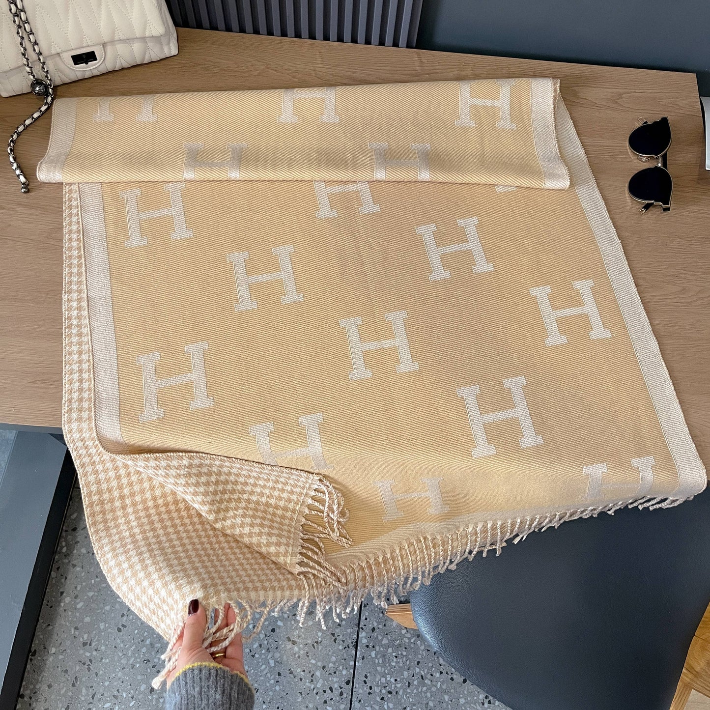 Equestrian Tan / Cream Houndstooth Reversible Wrap