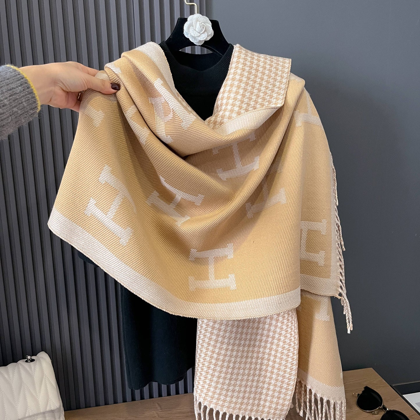 Equestrian Tan / Cream Houndstooth Reversible Wrap
